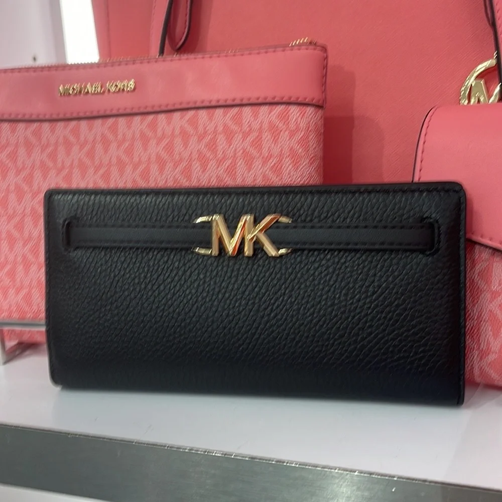 MICHAEL KORS
Reed Large Pebbled Leather Snap Wallet
Style# 35S3G6RE3L
Black 
NWT - Picture 6 of 16